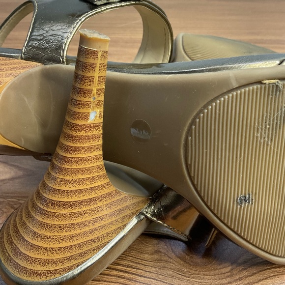 Liz Claiborne Elegant Gold Strappy Heels with ankle Buckle size 9 - Picture 8 of 8